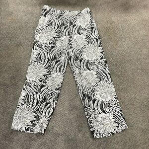 Chico’s size 1.5 (US 10) Black and White Rayon Flower Print Ankle Pants EUC